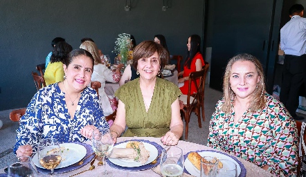  Marisa Medrano, Arcelia Medrano y Luli Tello.