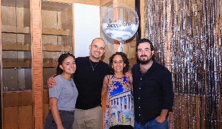  Natalia Ortuño con sus hijos Natalia, Esteban y Gilberto Arocha.