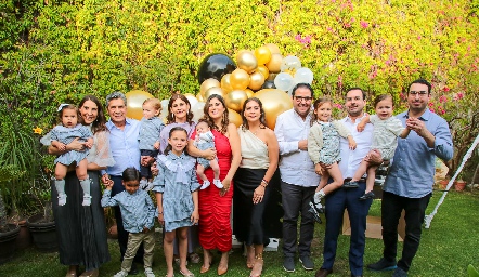  Julio Castelo con su esposa, hijos, hijos políticos y nietos.