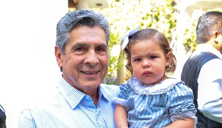  Julio Castelo con su nieta Ana Paula Ramírez.