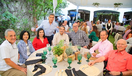  Julio Castelo celebrando con sus colegas médicos.