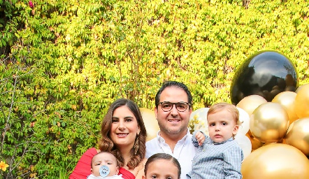  Lu Castelo y Diego Valdés con sus hijos Alonso, Danna y Diego.