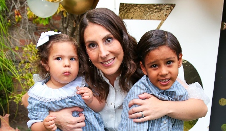 Ceci Castelo con sus hijos Ana Paula y Juan Pablo Ramírez.