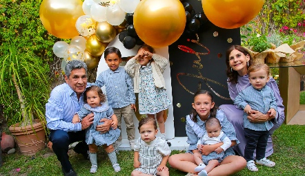 Julio y Luchi Castelo con sus nietos.