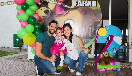  Mauricio Kury y Alejandra Gascón con su hija Farah.