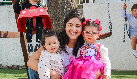  Alejandra Gascón con sus hijas.