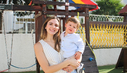  Paola Torre con su hijo Franco.