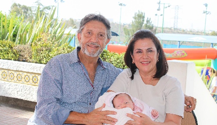  Humberto Kury y Charis Kury con su nieta Ivanna.