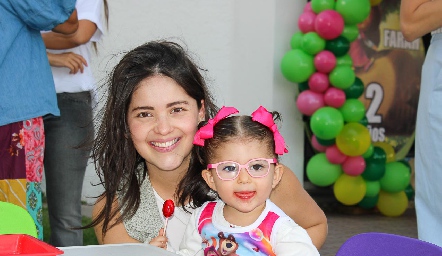  Farah y su mamá Alejandra Gascón.