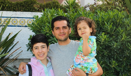  Karime Chalita y Emilio Cueli con su hija Catalina.