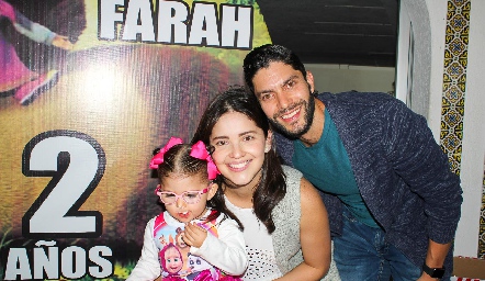  Farah con sus papás Alejandra Gascón y Mauricio  Kury.