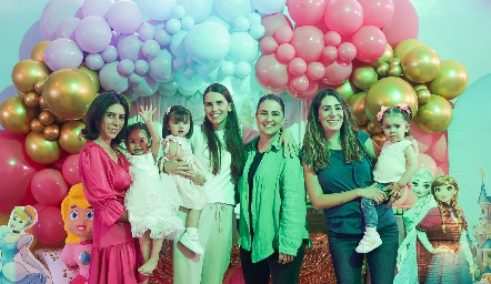  Maru González con su hija Alejandra González, Ana Gabriela González con su hija Paula González, Miriam González, Andrea Lorca con su hija Isabela Gordoa.