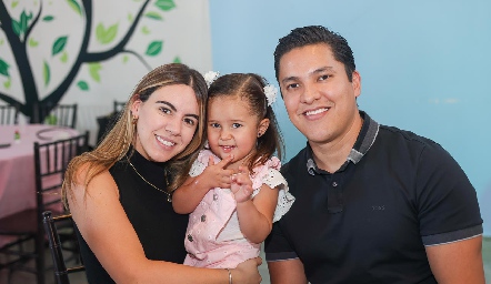  Adriana Zapata y Christian Figueroa con su hija Constanza.