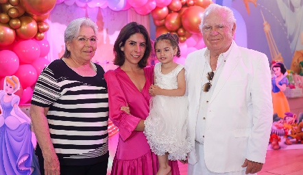  Alejandra con su mamá Maru González y sus bisabuelos Maru Castro y Josep Vilet.