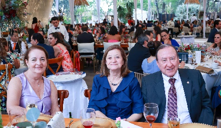  Marcela Jerez, Pilar Nava de Reyes y Eulogio Reyes.