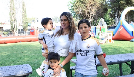  Bárbara Berrones con sus hijos José Miguel, Juan Pablo y Fernando Rojo.