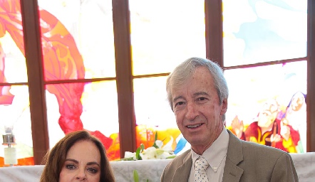  Maricela Ochoa y Eduardo Zermeño con su nieto Jerónimo.