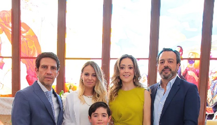  Diego Medellín con sus papás, padrinos y hermanos.
