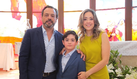  Rodrigo Medellín  y Roberta Martínez con su hijo Diego.