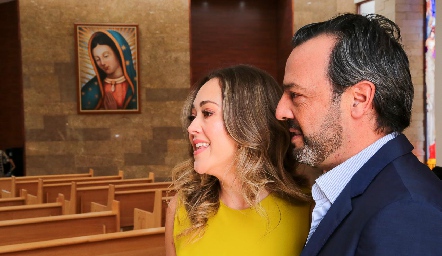  Roberta Martínez y Rodrigo Medellín con su hijo Diego.