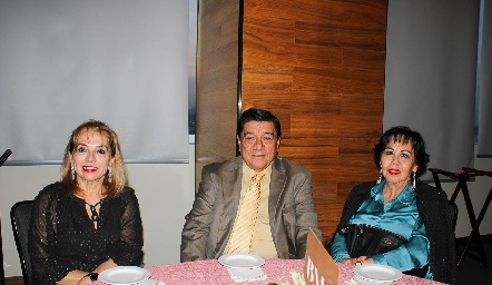  Charo Echavarría, Alberto y Alba Delgado.