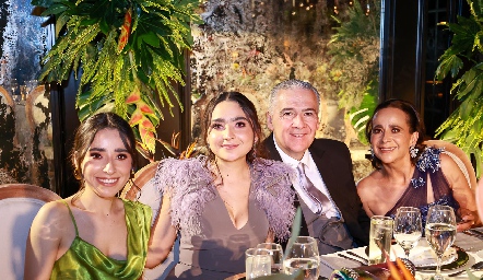  Ana Aburto, Paula Aburto, Ramón Aburto e Itzel Jaramillo.
