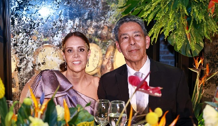 Laura de la Rosa y Francisco Cortés, papás de la novia.
