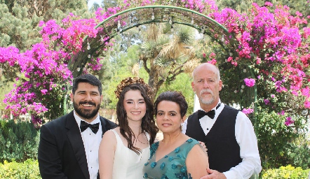  Daniel Hinojosa y Ana Sofía de Alba con los papás de la novia Martha y Jorge de Alba.