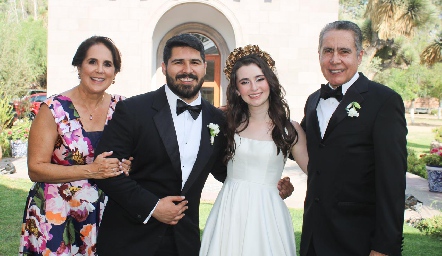  Daniel Hinojosa y Ana Sofía de Alba con los papás del novio Beatriz Treviño y Héctor Hinojosa.