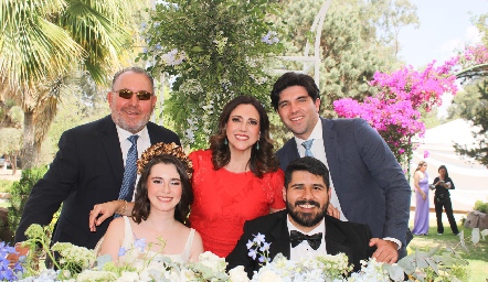  Ana Sofía De Alba y Daniel Hinojosa con la familia Bremer.