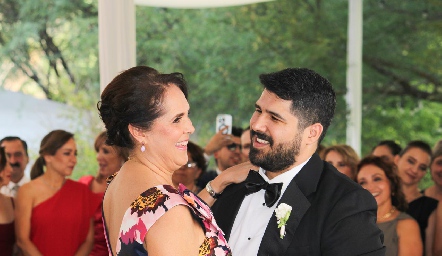 Daniel Hinojosa con su mamá Beatriz Treviño.