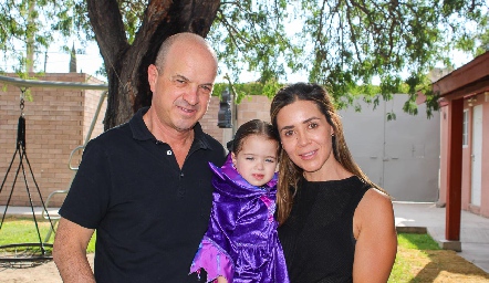  Alejandro Martínez y Verónica Franco con su hija Sofía .