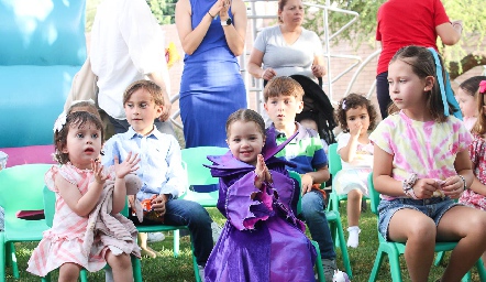  Sofía Martínez y sus amigos disfrutando del show de titeres.