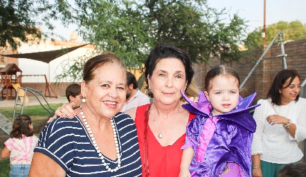  Licha Enríquez y Yolanda Cardona con su nieta Sofia.