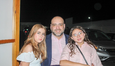  Arturo Olvera con sus hijas.