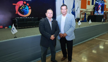   José Homero Garza, Rector de Universidad San Pablo y presidente de la Comisión de la Educación COPARMEX, y Francisco Silva, director de la Preparatoria San Pablo.