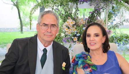  Manuel Ortiz y Lourdes Chevaile, papás del novio.