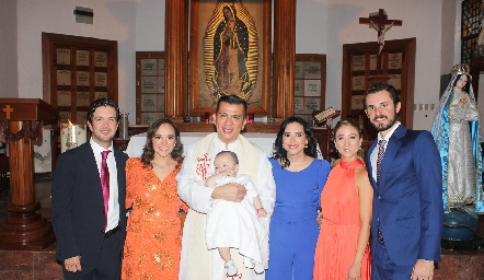  Daniel Granados, María José  Ramírez, Padre Rubén Pérez, Liz Ramírez, Sofía César y Jorge Gómez con Marcelo.