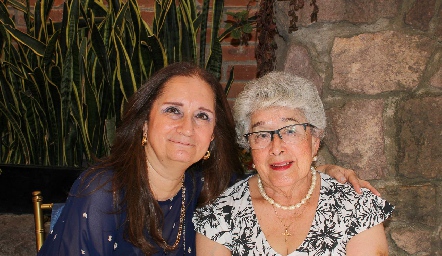   Julieta Rodríguez Paez y Rosa María Páez.