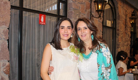  Mariana Rodríguez con su suegra Carolina César.