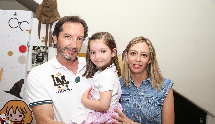  Erick Caballero y Gaby Rosillo con su hija Martina.