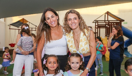  Gloria Leal y Priscila González con sus hijas Roberta Enríquez y Emma.