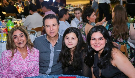  Melisa Crespo, Javier Mercado, Mía y Lorena Mercado.
