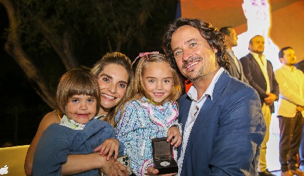  Adelina Zendejas y Jaime Valle Meade con sus hijos Romeo y Marietta Valle.