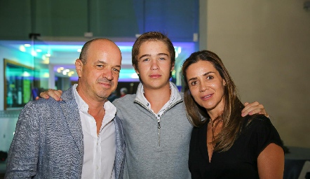  Alejandro Martínez y Vero Franco con su hijo Alejandro.