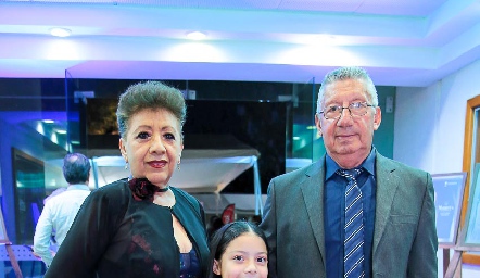  María Eugenia, Regina y Juan Manuel.