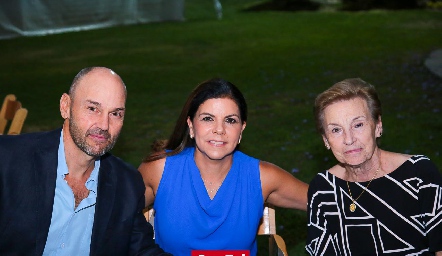  José Antonio González, Mari Tere García y Yuya Marti.