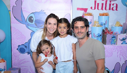  Paty García y Giorgio Stavropulos con sus hijas Andrea y María Julia.