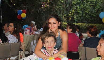  Rocío Abaroa con su nieta.