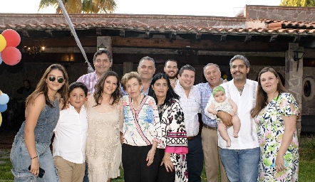  Rocío Abaroa con sus hijos y nietos.